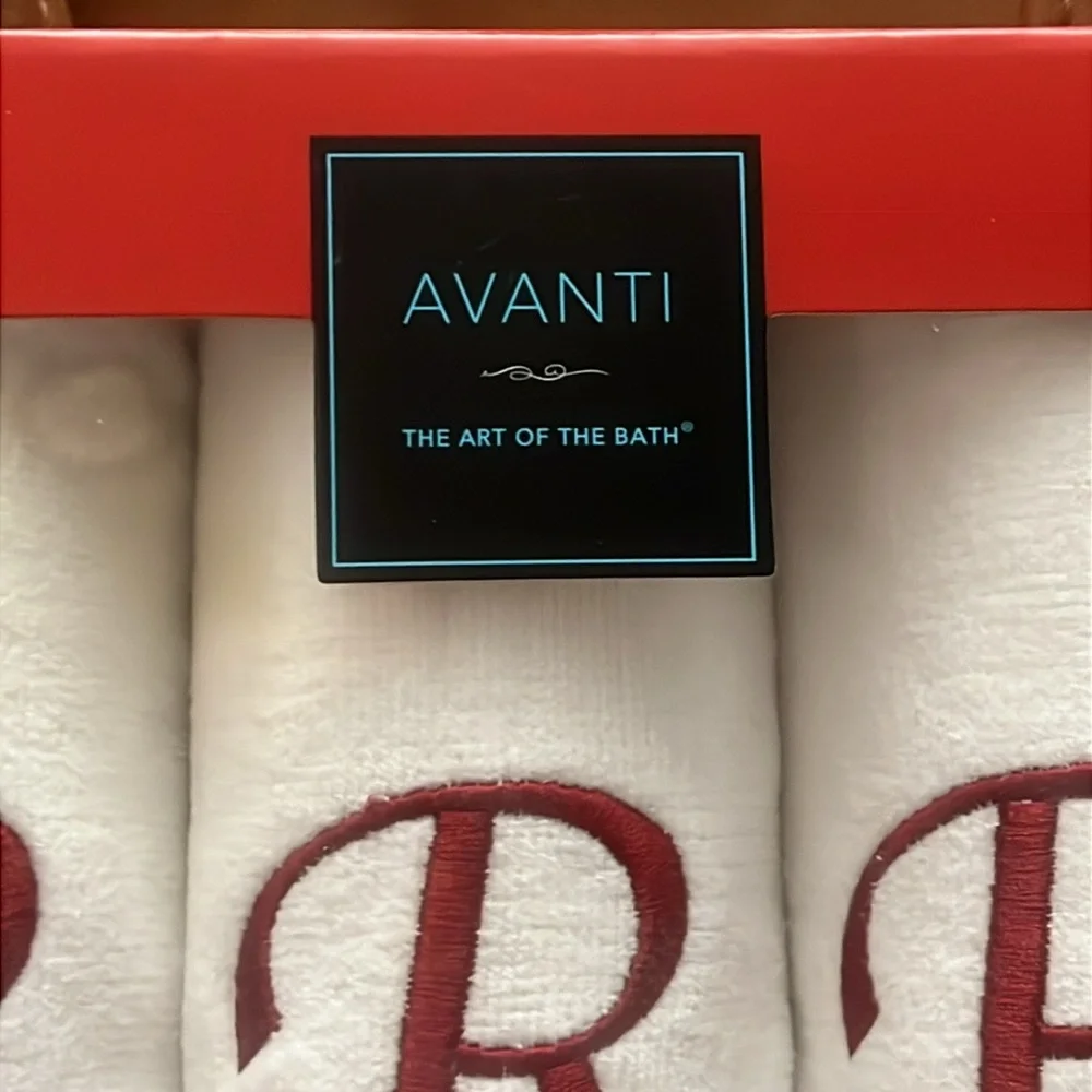 AVANTI Red Embroidered Monogram R Fingertip Towel Set NIB